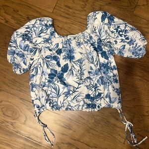 Gilli Blue and White Floral Blouse